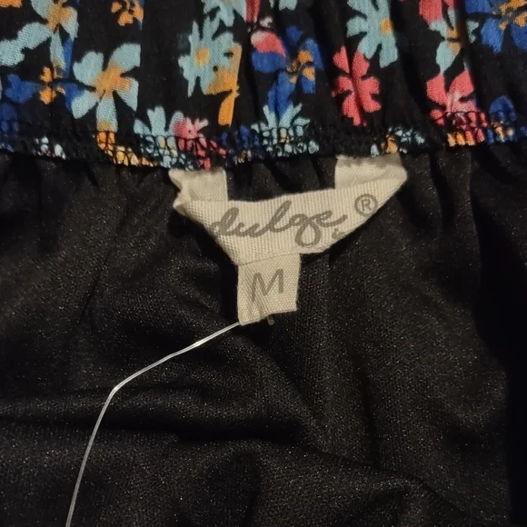 Gorgeous Off the Shoulder Lined Flowery Romper Size Med - Picture 7 of 10